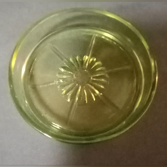 4 assorted green uranium glass coasters. - Picture 4 of 8